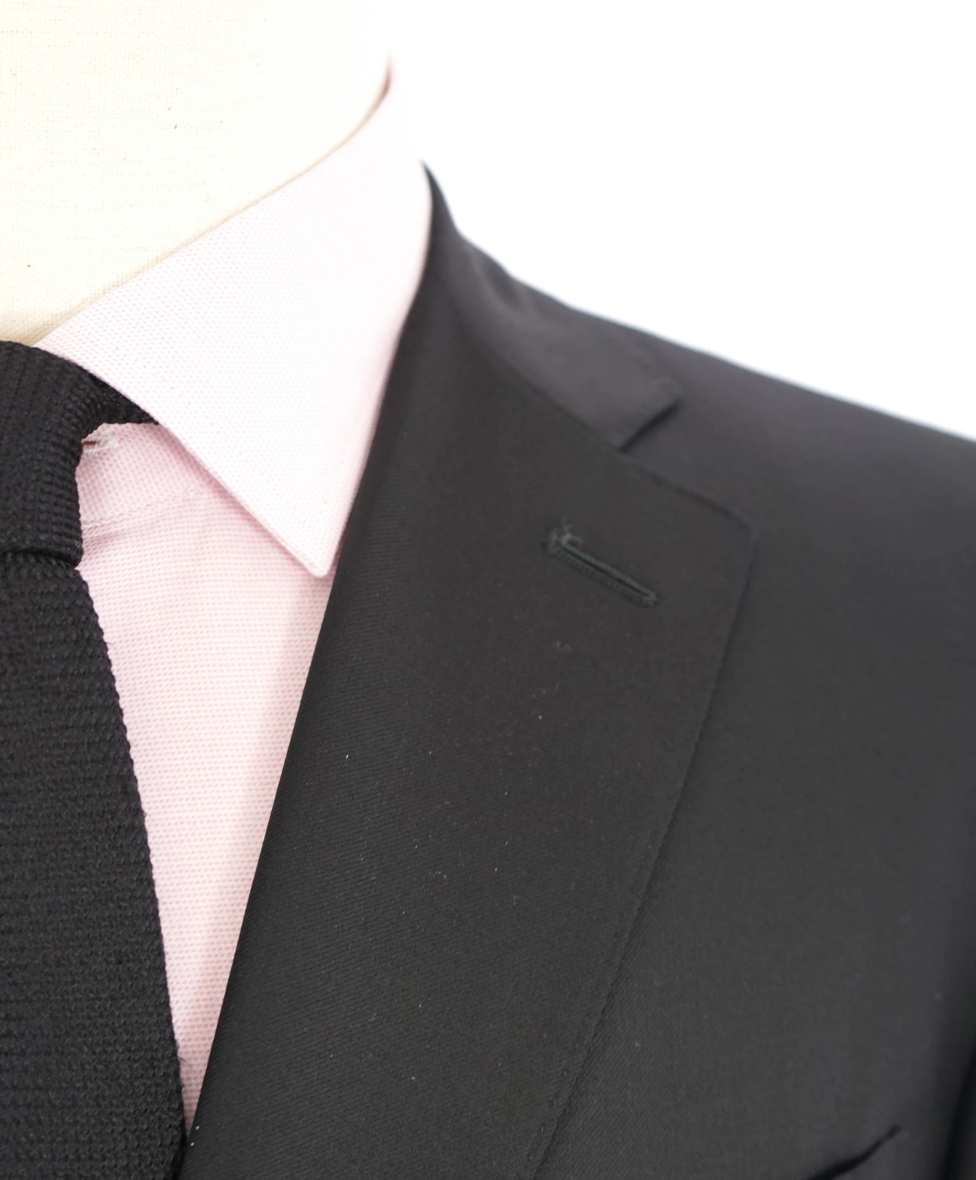 $2,195 CANALI - *CLOSET STAPLE* Black 2-Piece Suit - 42S