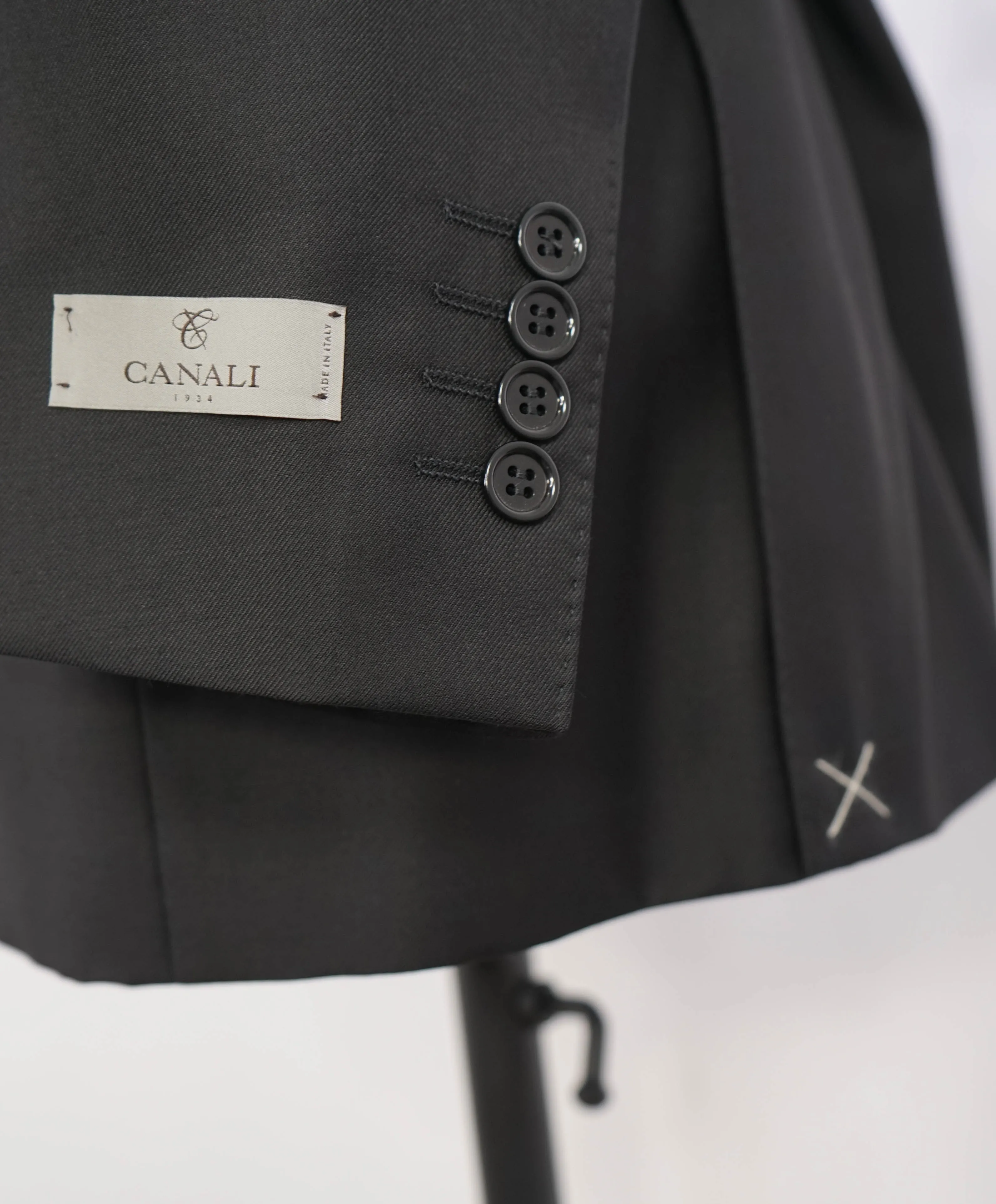 $2,195 CANALI - *CLOSET STAPLE* Black 2-Piece Suit - 42S