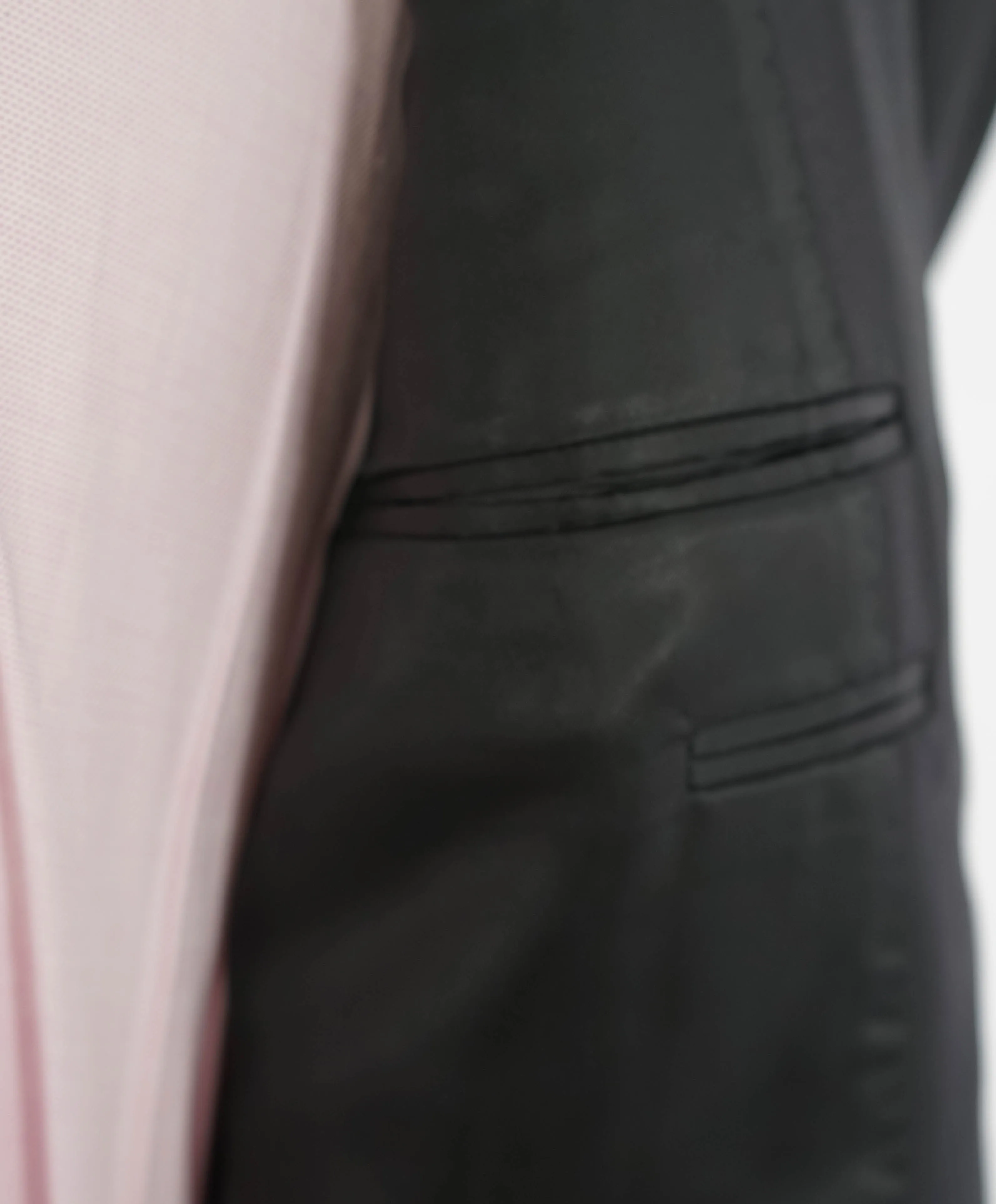 $2,195 CANALI - *CLOSET STAPLE* Black 2-Piece Suit - 42S