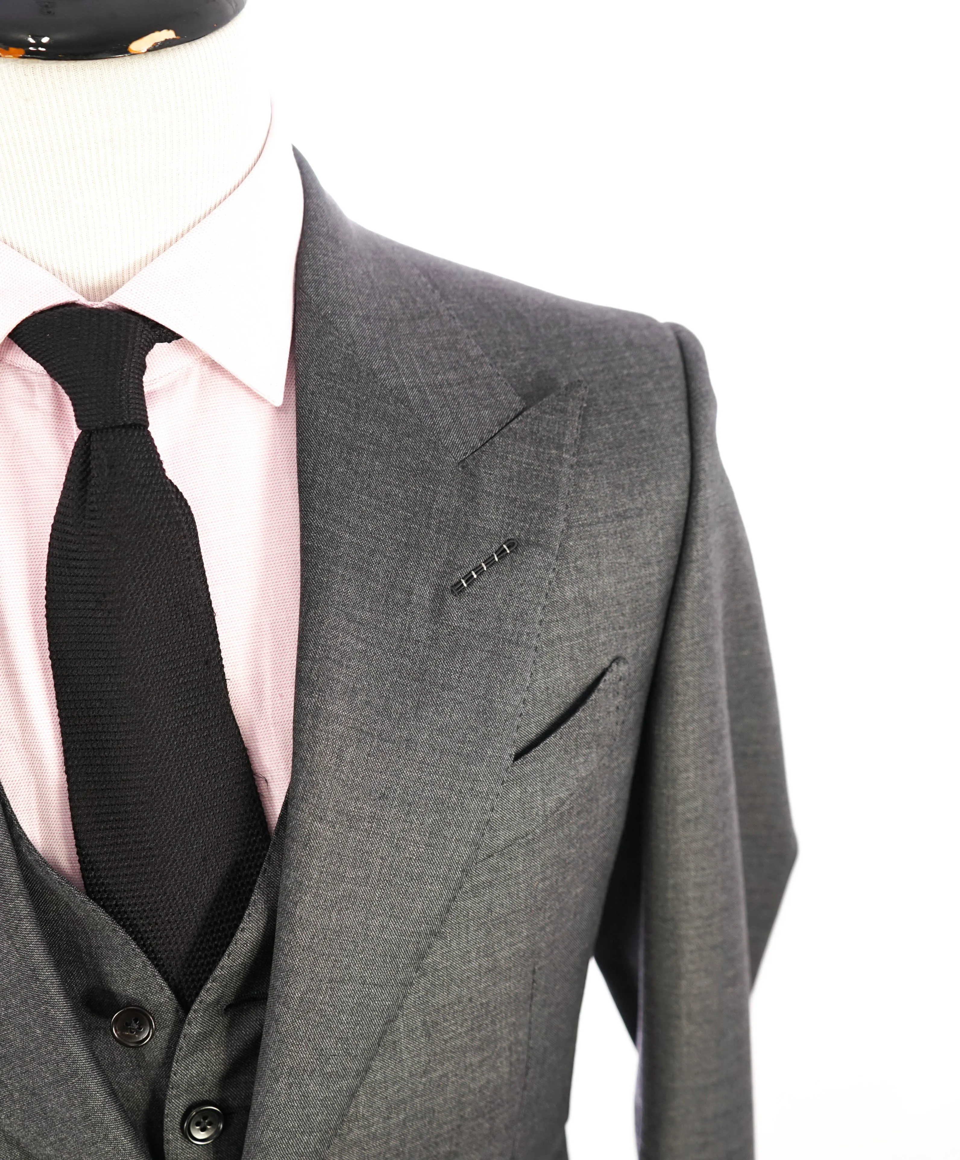 $5,000 TOM FORD - 3-Piece Gray PEAK LAPEL Vested Side Tab Suit - 36S (46EU)