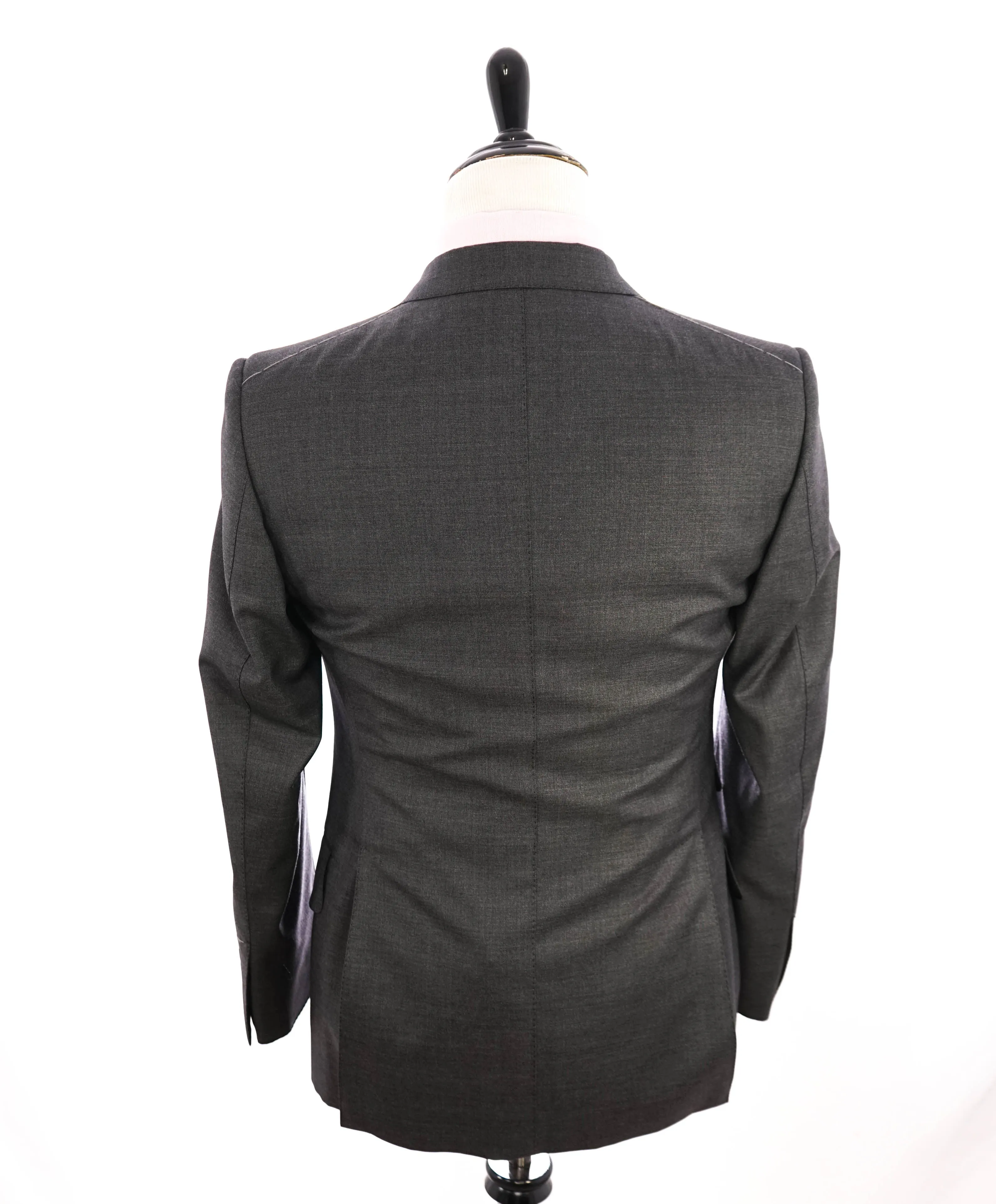$5,000 TOM FORD - 3-Piece Gray PEAK LAPEL Vested Side Tab Suit - 36S (46EU)