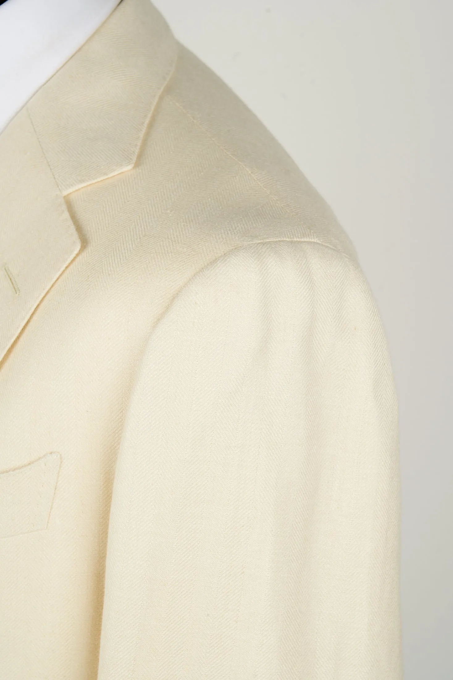 New Suitsupply Havana Jetted Off White Herringbone Wool, Tussah Silk, Linen 3 Piece DB Suit - Size 46R (Final Sale)