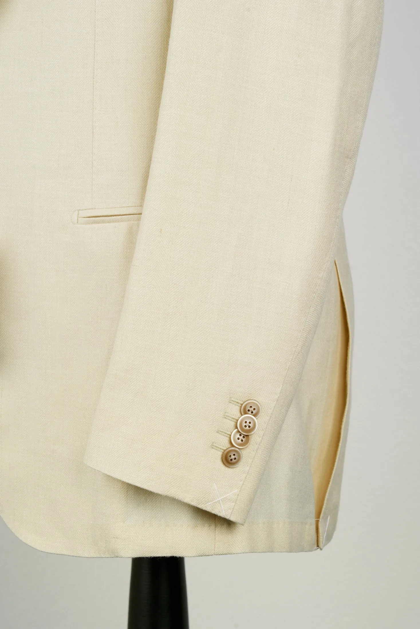 New Suitsupply Havana Jetted Off White Herringbone Wool, Tussah Silk, Linen 3 Piece DB Suit - Size 46R (Final Sale)