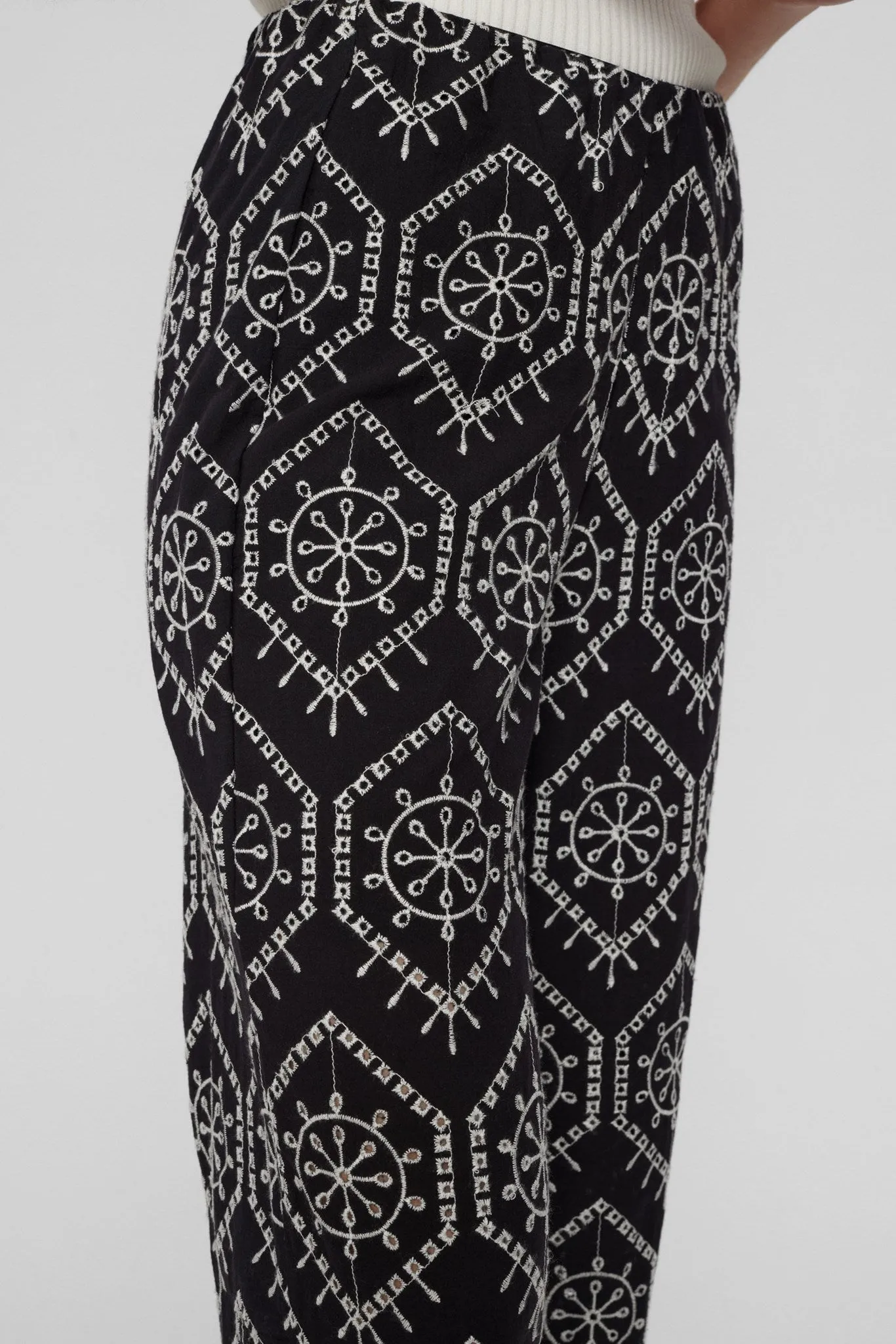 NUEVELYN CROPPED PANTS - Caviar