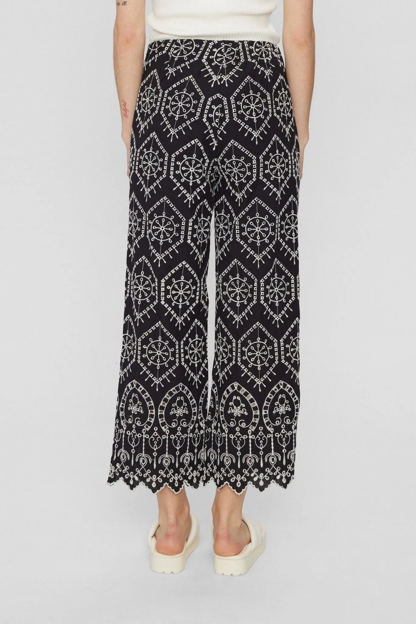NUEVELYN CROPPED PANTS - Caviar