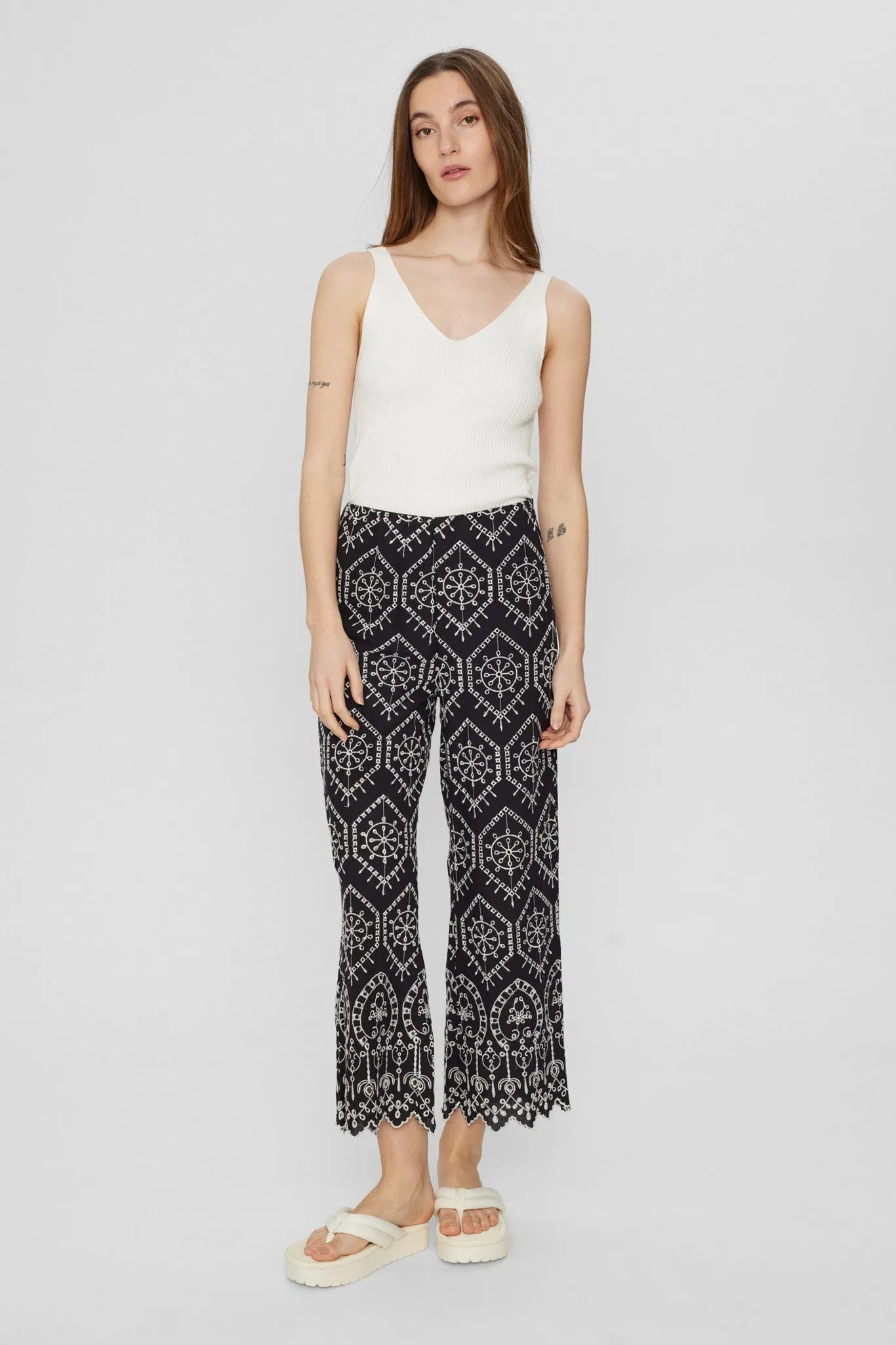 NUEVELYN CROPPED PANTS - Caviar