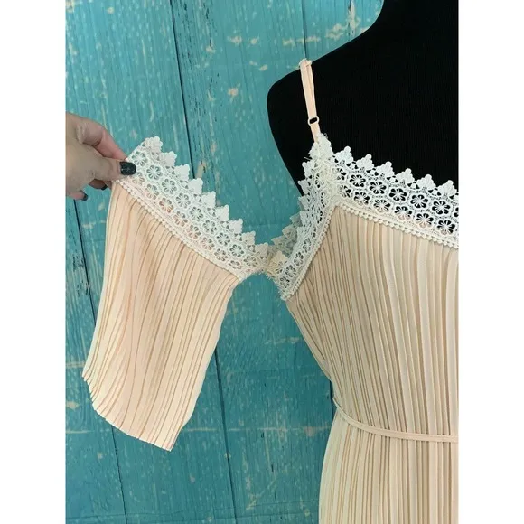 Romeo   Juliet Couture Peach Open Shoulder Short Sleeves Pleated Dress M