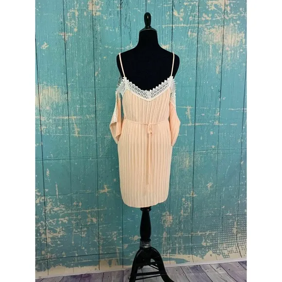 Romeo   Juliet Couture Peach Open Shoulder Short Sleeves Pleated Dress M